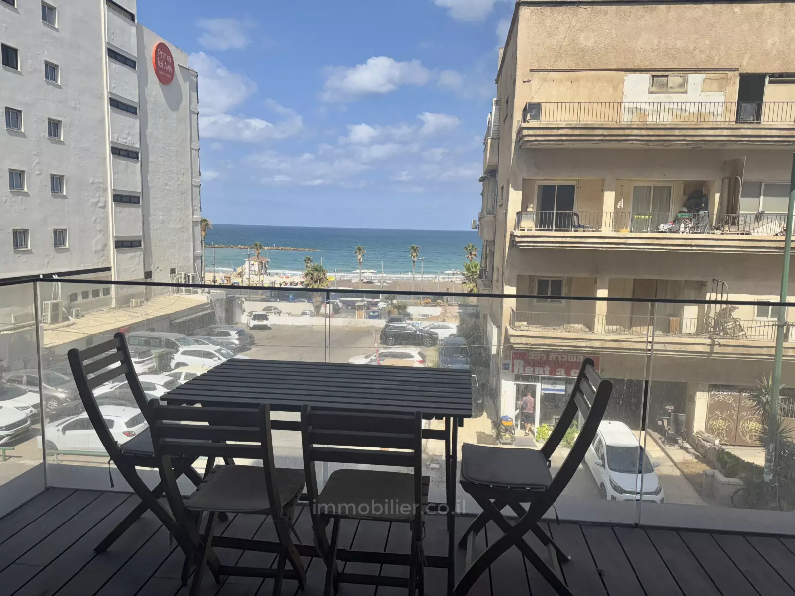 לא להחמיץ!,עם מרפסת,יפה,מסודרת,מיקום מצויין,בבניין יוקרה,מרוהט קומפלט,קרוב לים,עם נוף לים