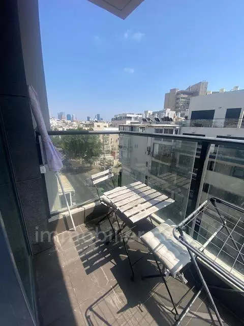 לא להחמיץ!,נעימה,עם מרפסת,יפה,מסודרת,מיקום מצויין,מציאה,בבניין יוקרה,מרוהט קומפלט,קרוב לים,עם נוף לים