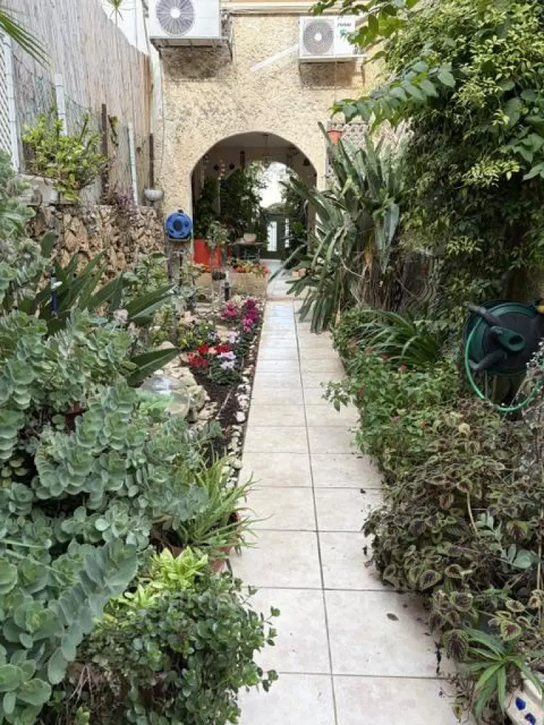 וילה גדולה למכירה, קרובה לכל השירותים, רעננה