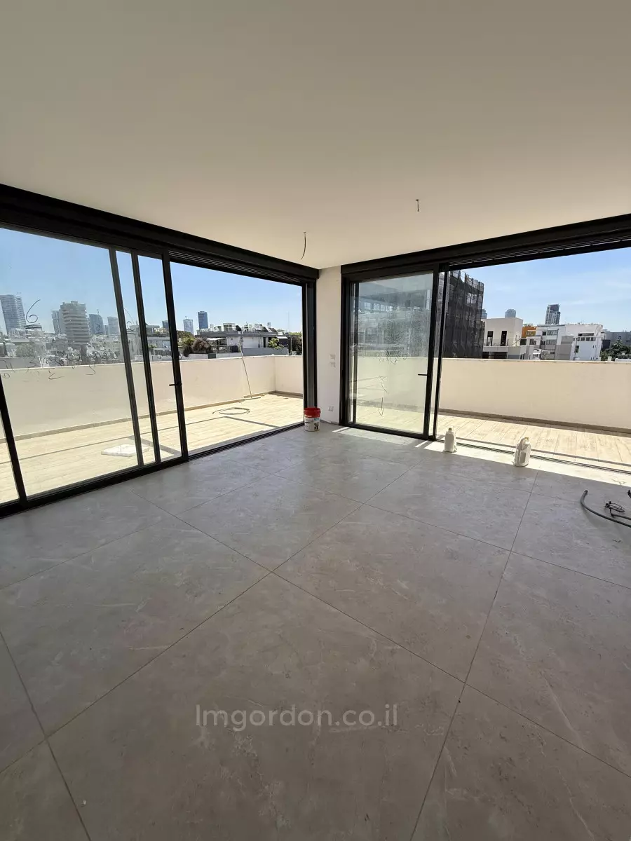 יפה,מיקום מצויין,בבניין חדש,קומה גבוהה עם נוף,גדולה,חדשה,קרוב לים