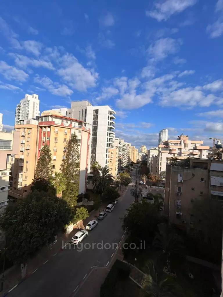 דירה מאוד מרווחת במרחק צעדים מהכיכר והחוף