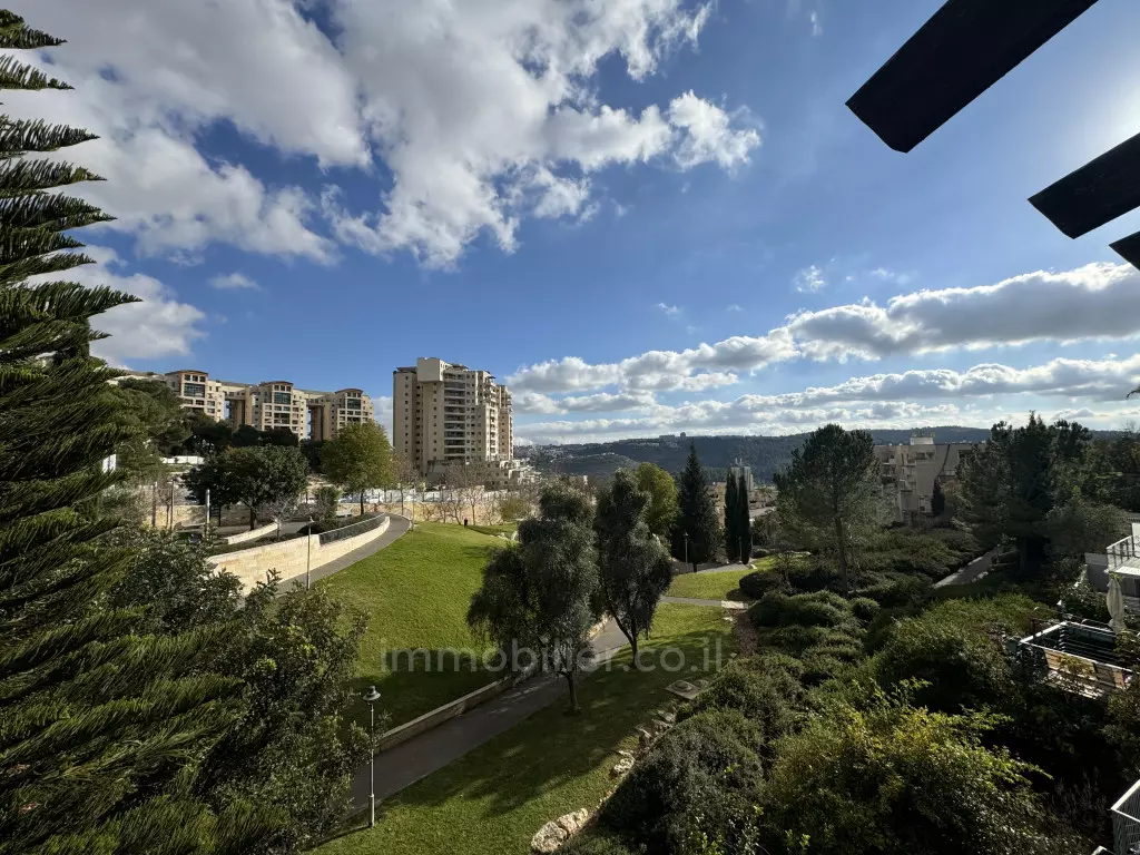 נכס נדיר – דופלקס משופץ עם מרפסת סוכה