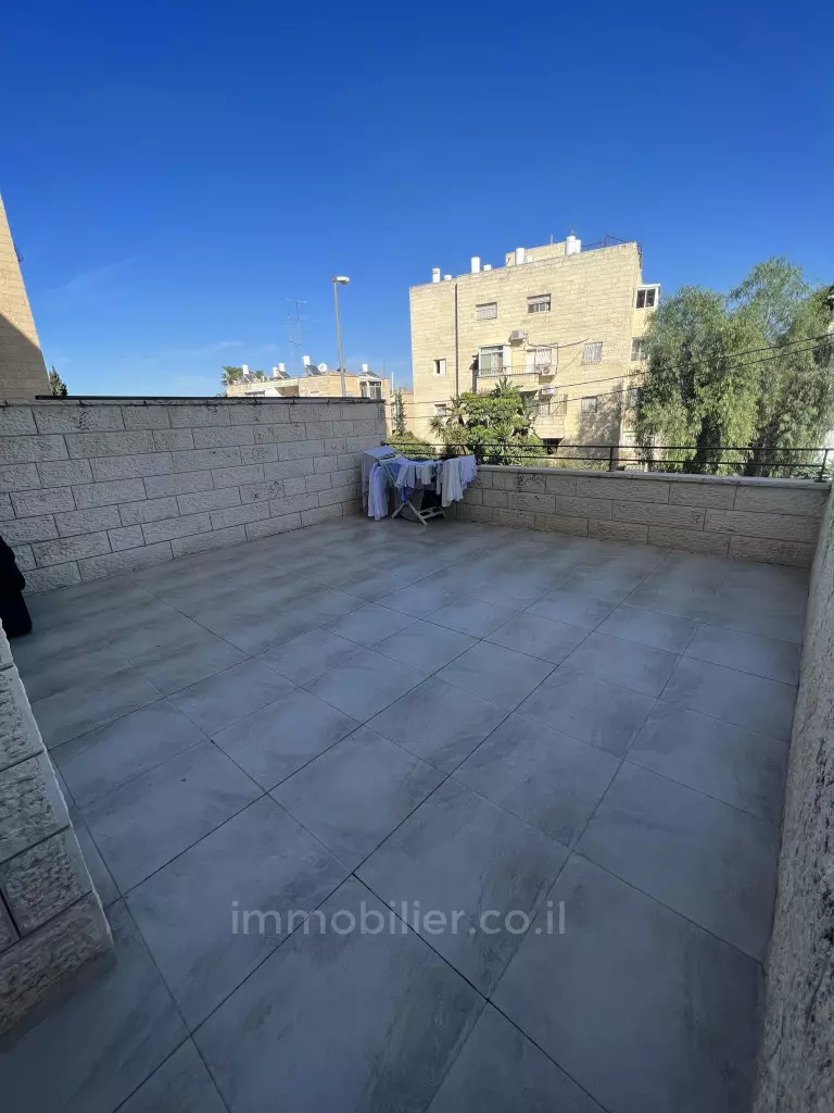 נדיר! קומת קרקע 4 חדרים עם גינה 140 מ"ר