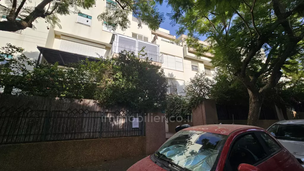 השקעה נדל״נית ברעננה – דירת 3.5 חדרים מוארת עם חניה