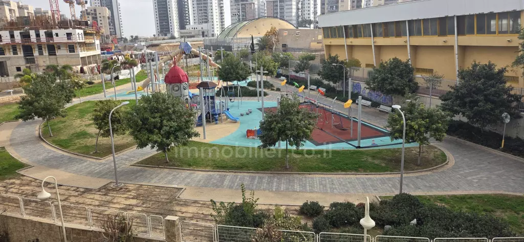 דירת 4 חדרים חדשה בשכונת ברנע במצב מצוין