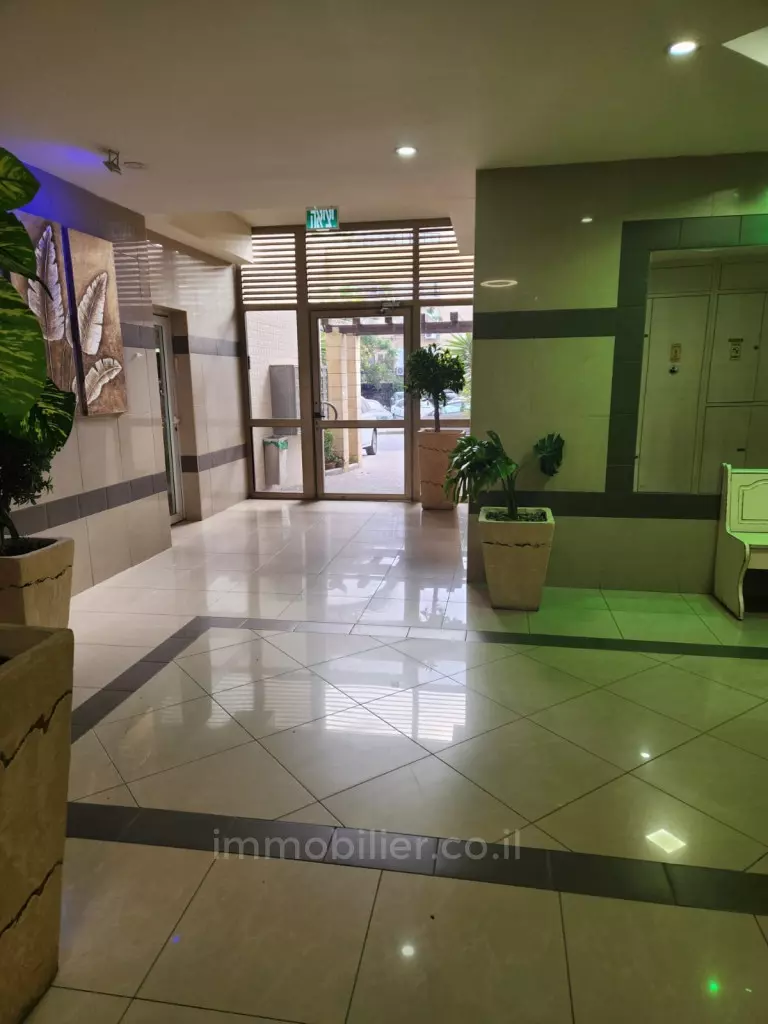 דירת 5 חדרים יפה במרכز העיר
