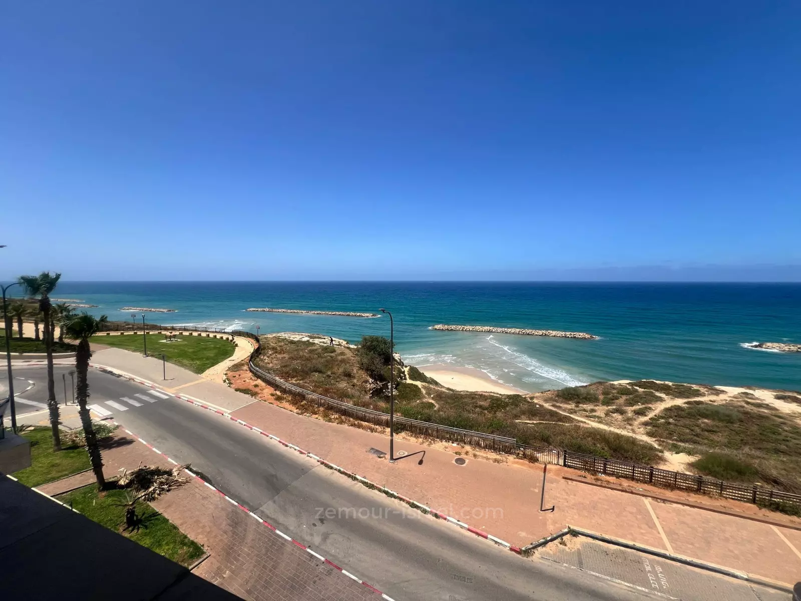 עם מרפסת,מרפסת עם נוף לים,מוארת,עם נוף לים