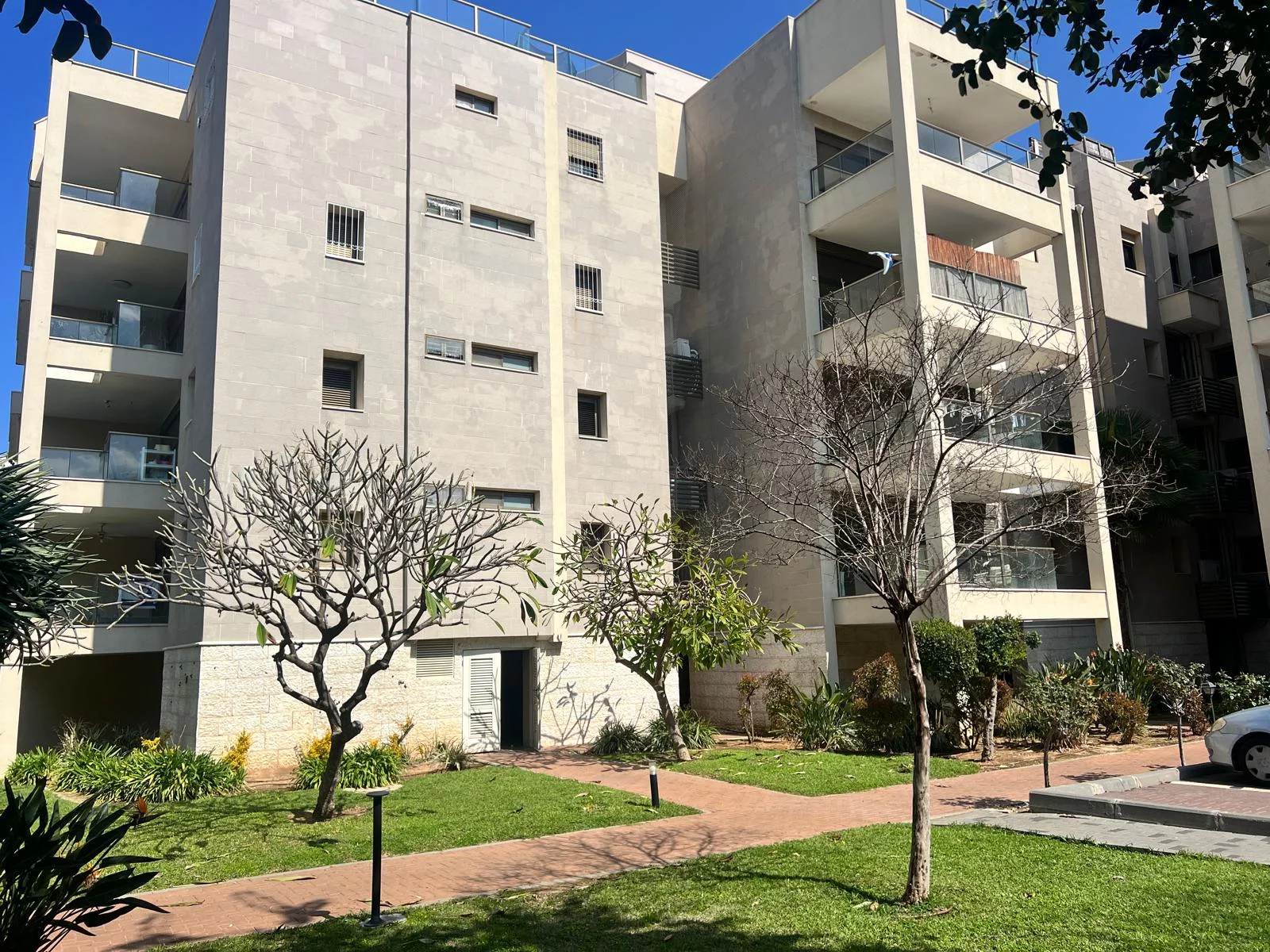 מרכזי. 2 מרפסות. קרוב לחנויות