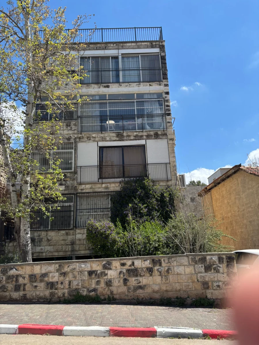 קומה שלמה שקטה ומרכזית + מרתף מוסב לסטודיו