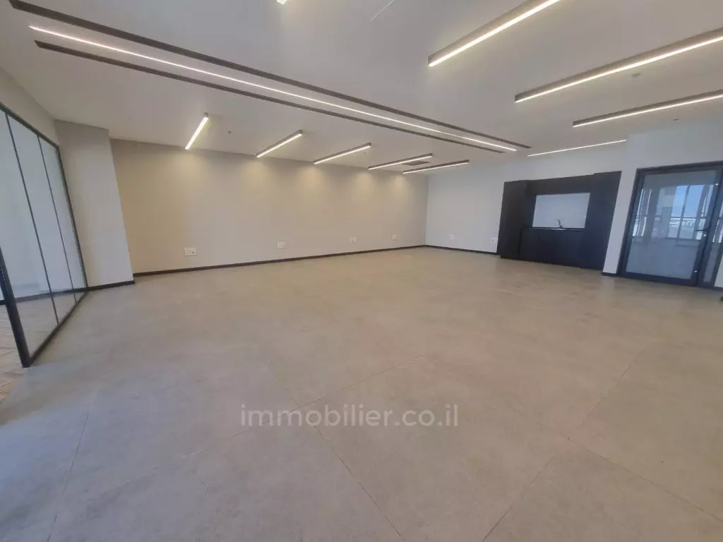 משרדים חדשים בבניין משרדים מבוקש מאוד בגבעת שאול