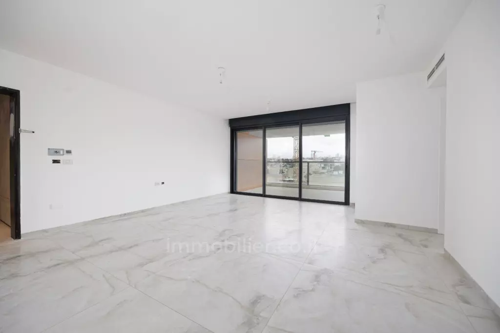 דירת 4 חדרים חדשה מהמם עם מרפסת – מיקום מושלם במקור חיים