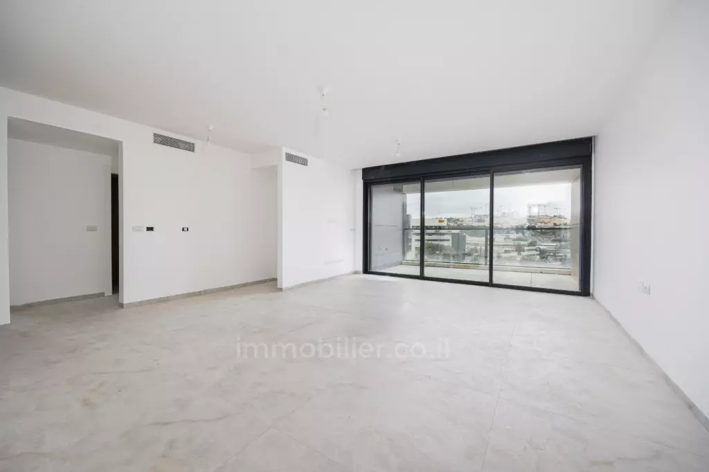 בניין בוטיק במקור חיים – 4 חדרים יוצא דופן עם מרפסת ואבזור יוקרה