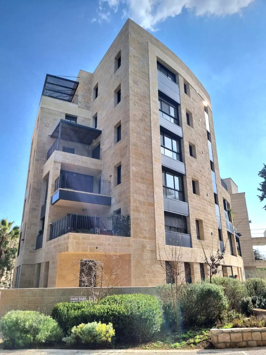 דופלקס עם גינה בבניין בוטיק יוקרתי