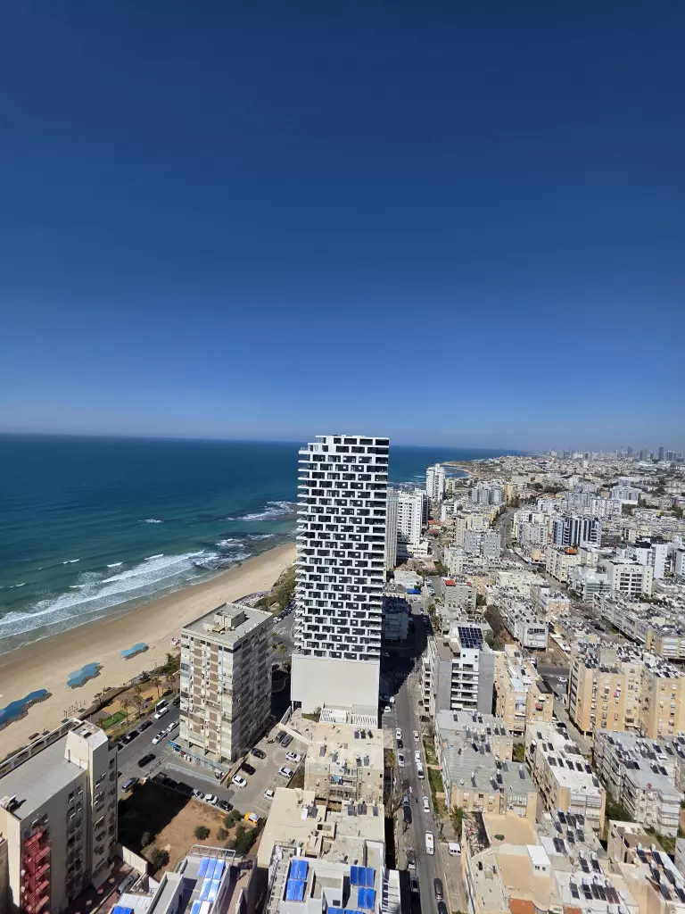 למכירה – דירה חדשה עם נוף לים בקומה 28, קו שני לים