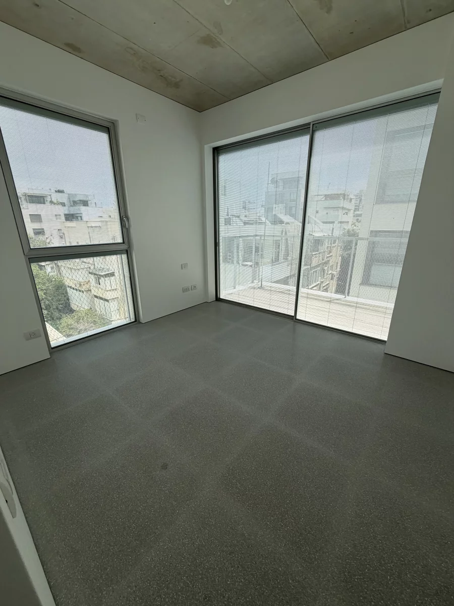 קרוב לים ולחוף הילטון, דירת 4 חדרים מרוהטת מדהימה, משופצת לחלוטין בחומרים איכותיים, חדשה, עם חניה סטנדרטית.